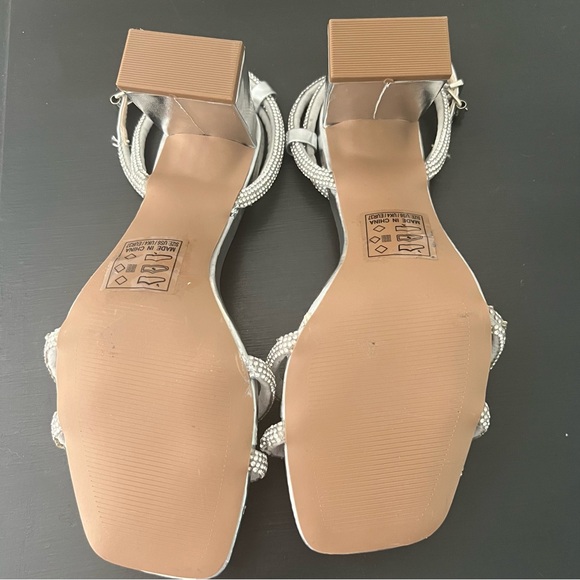 NEW Qupid Kerstin Heels, Silver, size 6 - Picture 3 of 6